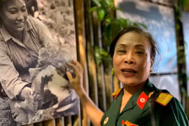 Phút gặp lại bạn chiến đấu qua ảnh - 'bông hồng thép' ngoan cường, đầy xúc động. (Ảnh: Xuân Mai/Vietnam+)