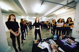 Người mẫu quốc tế đến casting show diễn của nhà thiết kế Trần Hùng. (Ảnh: Shin Vox/Vietnam+)