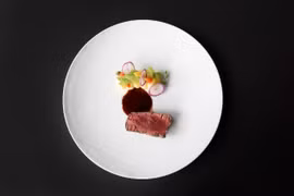 Le Boeuf Wagyu, món thăn bò mềm thượng hạng dùng kèm khoai tây và nấm truffle. (Ảnh: CTV)
