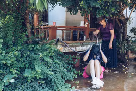Nhân Ngày của Mẹ (12/05), Hoa hậu H’Hen Niê quyết định công bố bộ ảnh chụp cùng mẹ mà cô đã cất công 'để dành.' (Ảnh: Thiên An/Vietnam+)