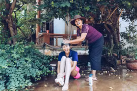 H'Hen Niê hồn nhiên trong khoảnh khắc được trở về tuổi thơ bên mẹ ở quê nhà. (Ảnh: Thiên An/Vietnam+)