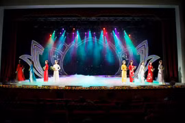 Trong chương trình 'Những trái tim đồng cảm' với chuyên đề 'Tháng 5 ơn Người,' nhà thiết kế Ngọc Hân đã mang đến bộ sưu tập 'Linh Sen' mừng sinh nhật Bác. (Ảnh: Vũ Vũ/Vietnam+)