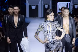 Điểm đặc biệt trong bộ sưu tập lần này là Chung Thanh Phong đã áp dụng kỹ thuật in phản quang tân tiến. (Ảnh: BTC)