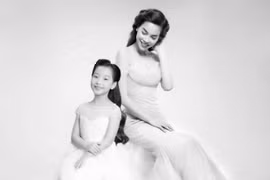 Hồ Ngọc Hà và mẫu nhí Anh Thư. (Ảnh: Jun Đất/Vietnam+)