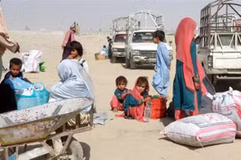 Người Afghanistan đợi để vào Pakisstan tại cửa khẩu biên giới Chaman giữa Afghanistan và Pakistan. (Ảnh: THX/TTXVN)