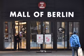 Cảnh vắng vẻ tại một trung tâm mua sắm do ảnh hưởng của dịch COVID-19 tại Berlin, Đức. (Ảnh: AFP/TTXVN)