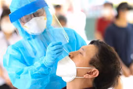 Lấy mẫu xét nghiệm cho người dân Hà Nội. (Ảnh: Thanh Tùng/TTXVN)