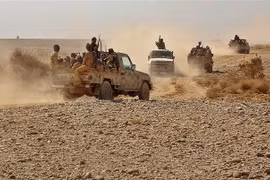 Binh sỹ quân đội chính phủ Yemen giao tranh với lực lượng Houthi tại tỉnh Marib, Yemen, ngày 22/11/2020. (Ảnh: AFP/TTXVN)