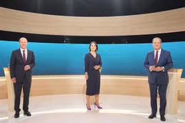 (Từ trái sang) Các ứng cử viên Thủ tướng Đức: ông Olaf Scholz, bà Annalena Baerbock và ông Armin Laschet trong cuộc tranh luận trực tiếp lần thứ 2 trên truyền hình ở thủ đô Berlin, tối 12/9. (Ảnh: AFP/TTXVN)