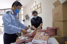 Đội quản lý thị trường số 4, Cục quản lý thị trường Hà Nội thu giữ 2400 sản phẩm bánh Trung thu nhân trứng do nước ngoài do nước ngoài sản xuất không có hóa đơn chứng từ chứng minh nguồn gốc. (Ảnh: Trần Việt/TTXVN)
