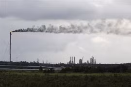 Khói phát thải ra từ một nhà máy lọc dầu gần Port Arthur, bang Texas, Mỹ. (Ảnh: AFP/TTXVN)