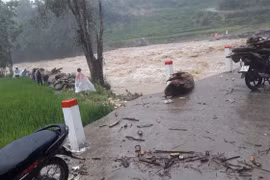 Nước lũ dâng cao tại nhiều suối trên địa bàn thị xã Sa Pa. (Ảnh: TTXVN phát)