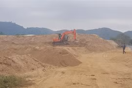 Một bãi cát khai thác trái phép. (Ảnh: TTXVN phát)