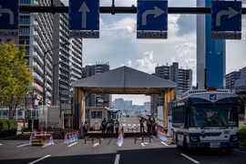 Quang cảnh bên ngoài một lối vào làng Olympic ở Tokyo. (Ảnh: AFP/TTXVN)
