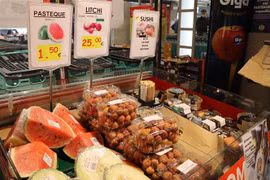 Vải thiều Việt Nam được bày bán tại siêu thị Carrefour Tongres ở thủ đô Brussels. (Ảnh: Hương Giang/TTXVN)
