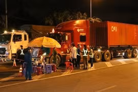 Phương tiện đi vào Thành phố Hồ Chí Minh qua một chốt kiểm soát dịch COVID-19. (Ảnh: TTXVN)