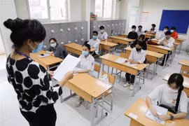 Các thí sinh tham dự kỳ thi tốt nghiệp Trung học Phổ thông đợt 1. (Ảnh: Thanh Tùng/TTXVN)