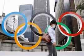 Biểu tượng của Olympic Tokyo 2020 tại Tokyo, Nhật Bản. (Ảnh: Kyodo/TTXVN)