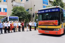 Các lãnh đạo tỉnh Bắc Ninh, Sở Y tế chia tay các y, bác sỹ chi viện cho thành phố Hồ Chí Minh phòng, chống dịch. (Ảnh: Thanh Thương/TTXVN)