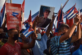 Người dân Cuba tham gia cuộc míttinh bày tỏ quyết tâm bảo vệ cách mạng và chủ quyền Tổ quốc tại thủ đô La Habana, ngày 17/7. (Ảnh: AFP/TTXVN)