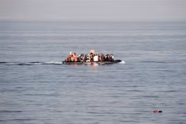 Người di cư lênh đênh trên biển sau khi vượt biển Aegean từ Thổ Nhĩ Kỳ. (Ảnh: AFP/TTXVN)