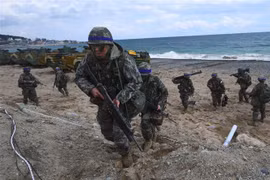 Binh sỹ Hàn Quốc và Mỹ tham gia một cuộc tập trận chung ở Pohang, Hàn Quốc. (Ảnh: AFP/TTXVN)