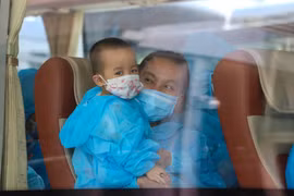 Công dân Đà Nẵng lên xe ôtô về nơi cách ly sau chặng bay từ Thành phố Hồ Chí Minh về Đà Nẵng. Đây là các công dân Đà Nẵng đầu tiên từ Thành phố Hồ Chí Minh về Đà Nẵng trong đợt 1 để hỗ trợ phòng, chống dịch COVID-19 đang diễn biến phức tạp tại Thành phố n