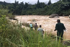Lực lượng cứu hộ địa phương tìm kiếm dọc suối Nậm Củm. (Nguồn: baolaichau.vn)