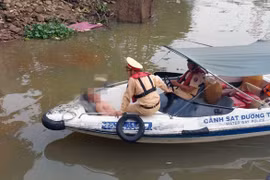 Lực lượng chức năng đưa anh N.V.L. vào bờ an toàn.