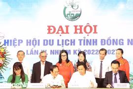 Chương trình ký kết giữa Hiệp Hội du lịch tỉnh với các doanh nghiệp du lịch về thông điệp tuyên truyền nâng cao nhận thức bảo vệ môi trường. (Ảnh: Nguyễn Văn Việt/TTXVN)