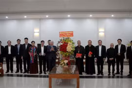 Bí thư Trung ương Đảng, Chủ tịch Ủy ban Trung ương Mặt trận Tổ quốc Việt Nam Đỗ Văn Chiến tặng lẵng hoa chúc mừng Giám mục chính tòa Giáo phận Vinh Anphong Nguyễn Hữu Long. (Ảnh: Văn Tý/TTXVN)