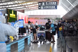 Khách du lịch làm thủ tục tại sân bay ở thành phố Tam Á, đảo Hải Nam, Trung Quốc. (Ảnh: AFP/TTXVN)