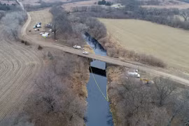 Rò rỉ dầu tại nhánh sông cách thành phố Steele thuộc bang Nebraska của Mỹ khoảng hơn 32km về phía Nam. (Nguồn: Reuters)
