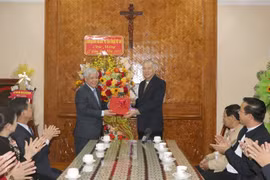 Bí thư Trung ương Đảng, Chủ tịch Ủy ban Trung ương Mặt trận Tổ quốc Việt Nam Đỗ Văn Chiến tặng quà chúc mừng Lễ Giáng sinh cho Giám mục Nguyễn Hùng Vị, Giám mục Giáo phận Kon Tum. (Ảnh: Cao Nguyên/TTXVN)