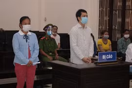 Bị cáo Nguyễn Thị Cẩm Nhung và Lê Châu Minh tại tòa. (Ảnh: TTXVN phát)