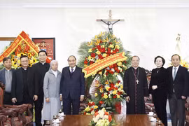 Chủ tịch nước Nguyễn Xuân Phúc tặng hoa chúc mừng Toà Tổng Giám mục Hà Nội Tổng giáo phận Hà Nội. (Ảnh: Thống Nhất/TTXVN)