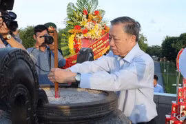 Tổng Bí thư, Chủ tịch nước Tô Lâm dâng hương tại Khu Di tích Đặc biệt Thành cổ Quảng Trị. (Ảnh: Lâm Khánh/TTXVN)