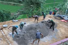Chung tay xóa nhà tạm, nhà dột nát cho hộ nghèo, hộ cận nghèo. (Nguồn: TTXVN)