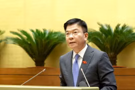Phó Thủ tướng Chính phủ Lê Thành Long trình bày Tờ trình về dự án Luật Quản lý và đầu tư vốn nhà nước tại doanh nghiệp. (Ảnh: Phương Hoa/TTXVN)