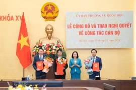 Thay mặt Ủy ban Thường vụ Quốc hội, Phó Chủ tịch Quốc hội Nguyễn Thị Thanh đã trao các Nghị quyết bổ nhiệm cán bộ. (Nguồn: Cổng Thông tin Điện tử Quốc hội Việt Nam)