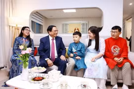 Thủ tướng Phạm Minh Chính và Phu nhân thăm một gia đình đa văn hóa Việt - Hàn. (Nguồn: TTXVN)