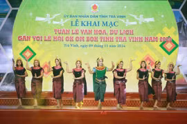 Tiết mục múa dân gian Khmer do Đoàn nghệ thuật Khmer Ánh Bình Minh biểu diễn. (Ảnh: Thanh Hòa/TTXVN)