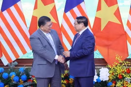 Thủ tướng Chính phủ Phạm Minh Chính với Chủ tịch Hạ viện Malaysia Tan Sri Dato’ Johari Bin Abdul. (Ảnh: Phạm Kiên/TTXVN)