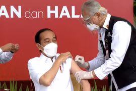 Tổng thống Indonesia Joko Widodo là người đầu tiên được tiêm vắcxin CoronaVac. (Nguồn: Ban thư ký Tổng thống Indonesia)