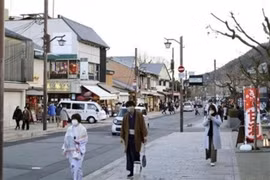 Người dân đeo khẩu trang phòng lây nhiễm COVID-19 tại Kyoto, Nhật Bản. (Ảnh: Kyodo/TTXVN)