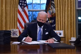 Tân Tổng thống Mỹ Joe Biden ký một loạt sắc lệnh hành pháp đảo ngược chính sách của Tổng thống tiền nhiệm. (Ảnh: AFP/TTXVN)