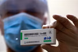 Nhân viên y tế giới thiệu vắcxin ngừa COVID-19 của Công ty dược phẩm Trung Quốc Sinopharm. (Ảnh: AFP/TTXVN)