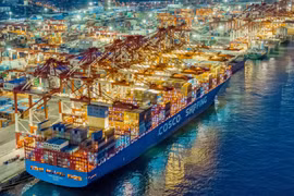 Tàu container neo tại cảng thương mại quốc tế ở Thanh Đảo, tỉnh Sơn Đông, Trung Quốc. (Ảnh: AFP/TTXVN)