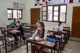 Trường học ở thủ đô New Delhi của Ấn Độ mở cửa trở lại sau gần 1 năm do dịch COVID-19. (Nguồn: wuzupnigeria.ng)