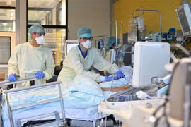 Điều trị cho bệnh nhân nhiễm COVID-19 tại bệnh viện ở Aachen, tây Đức. (Ảnh: AFP/TTXVN)